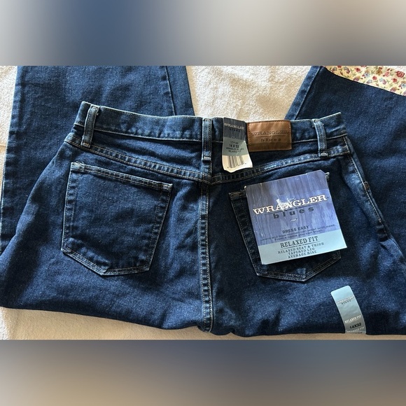 Women's Wrangler Capri with Floral Trim - Picture 4 of 6